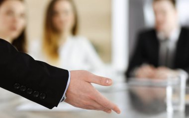 İş sunumu. Bilinmeyen iş adamı şirket konferansında meslektaşlarına veya ortaklarına konuşma yapıyor. Buluşma konsepti