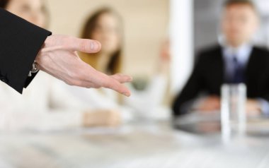 İş sunumu. Bilinmeyen iş adamı şirket konferansında meslektaşlarına veya ortaklarına konuşma yapıyor. Buluşma konsepti