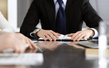 Bilinmeyen iş adamları, modern ofiste yapılan görüşmede sözleşme sorularını tartışıyorlar. Yakın plan. Takım çalışması ve ortaklık kavramı