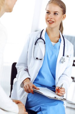 Kadın - doktor, sabıka kaydını kullanırken kadın hastasına danışıyor. Tıp konsepti