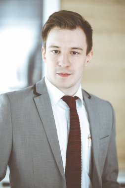 Modern ofiste dikilirken iş adamının vesikalığı. Başarı ve iş yeri kavramı