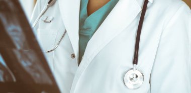 Bilinmeyen kadın doktor klinikte dikilip röntgen filmi çekiyor, yakın plan. Tıp konsepti