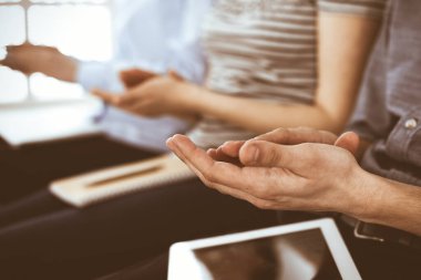 İş adamları toplantı ya da konferansta el çırpıyor. Modern beyaz ofisteki bir grup tanınmayan iş adamı ve kadın. Başarı takım çalışması, kurumsal koçluk ve alkış konsepti