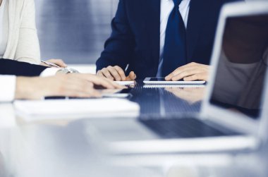 Modern bir ofiste birlikte çalışan iş adamları. Meslektaşları ya da avukatları olan tanınmamış işadamı ve kadın sözleşmeyle ilgili görüşmede