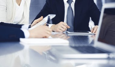 Modern bir ofiste birlikte çalışan iş adamları. Meslektaşları ya da avukatları olan tanınmamış işadamı ve kadın sözleşmeyle ilgili görüşmede