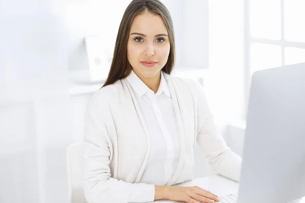 Mujer de negocios sentada y trabajando con la computadora en la oficina blanca. Estudiante chica estudiando o secretaria haciendo informe. Concepto de éxito —  Fotos de Stock