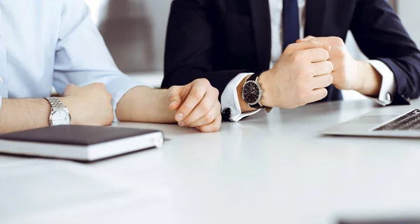 Gente de negocios desconocida usando computadora portátil en el escritorio en la oficina moderna. Empresario o empresario masculino está trabajando con su colega. Trabajo en equipo y concepto de asociación — Foto de Stock