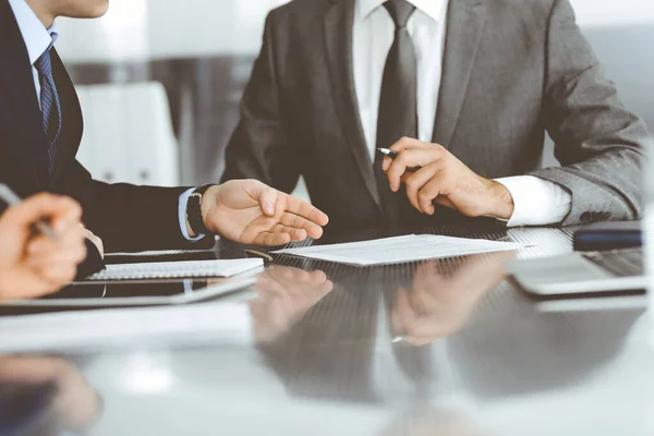 Gente de negocios desconocida trabajando juntos en la reunión en la oficina moderna, de cerca. Empresario y mujer con colegas o abogados discutiendo contrato en negociación — Foto de Stock