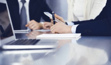 Modern bir ofiste birlikte çalışan iş adamları. Meslektaşları ya da avukatları olan tanınmamış işadamı ve kadın sözleşmeyle ilgili görüşmede
