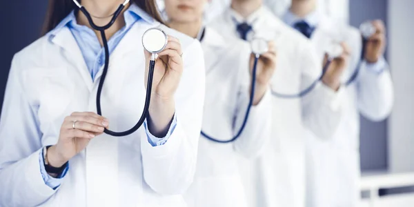 Grupo de médicos con estetoscopio en primer plano. Médicos listos para examinar y ayudar al paciente. Concepto de medicina — Foto de Stock