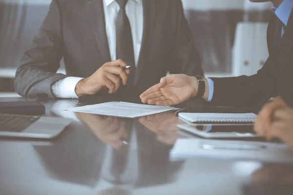 Gente de negocios desconocida trabajando juntos en la reunión en la oficina moderna, de cerca. Empresario y mujer con colegas o abogados discutiendo contrato en negociación — Foto de Stock