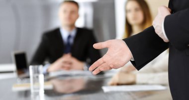 İş sunumu. Bilinmeyen iş adamı şirket konferansında meslektaşlarına veya ortaklarına konuşma yapıyor. Buluşma konsepti