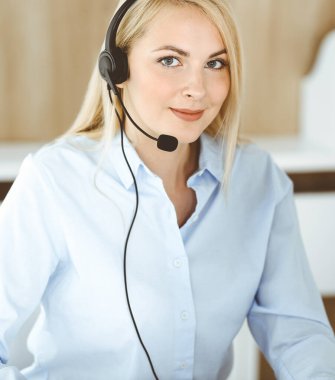 Sarışın bir iş kadını çağrı merkezinde kulaklıkla iletişim kuruyor. Telesellerin iş ya da ev işgali kavramı