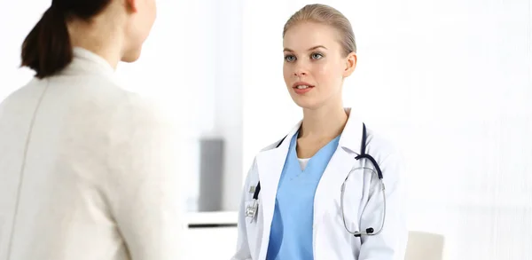Mujer: el médico consulta a su paciente femenino en la clínica. Concepto de medicina — Foto de Stock