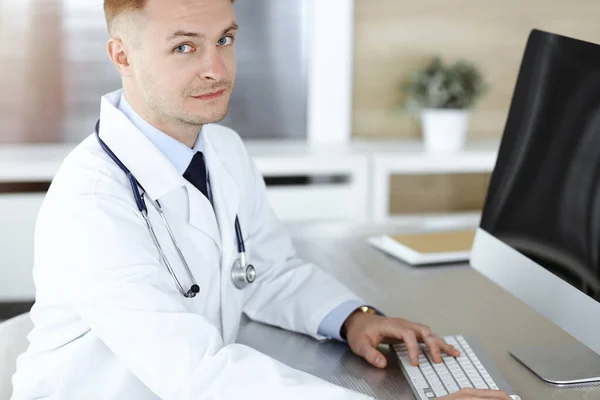 선선 한 병원에서 컴퓨터 앞에 앉아 있는 의사. — 스톡 사진