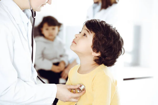 Kvinnlig-läkare undersöker ett barn patient genom stetoskop. Söt arabpojke på läkarbesök. Medicinsk hjälp koncept — Stockfoto