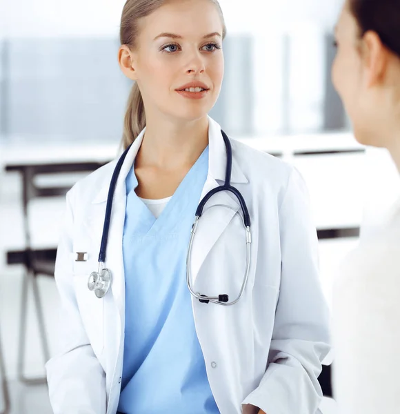 Mujer: el médico consulta a su paciente femenino en la clínica. Concepto de medicina — Foto de Stock