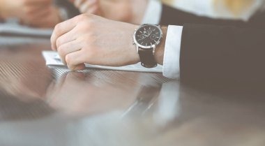 Bilinmeyen iş adamları, modern ofiste yapılan görüşmede sözleşme sorularını tartışıyorlar. Yakın plan. Takım çalışması ve ortaklık kavramı