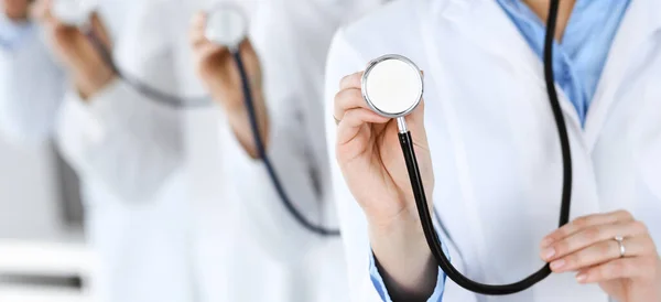 Grupo de médicos con estetoscopio en primer plano. Médicos listos para examinar y ayudar al paciente. Concepto de medicina — Foto de Stock