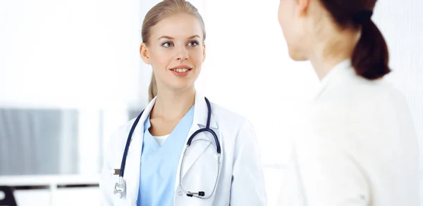 Mujer: el médico consulta a su paciente femenino en la clínica. Concepto de medicina — Foto de Stock