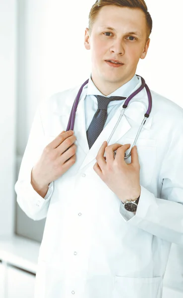 Docteur homme debout directement dans le bureau médical ou clinique. Concept de médecine — Photo