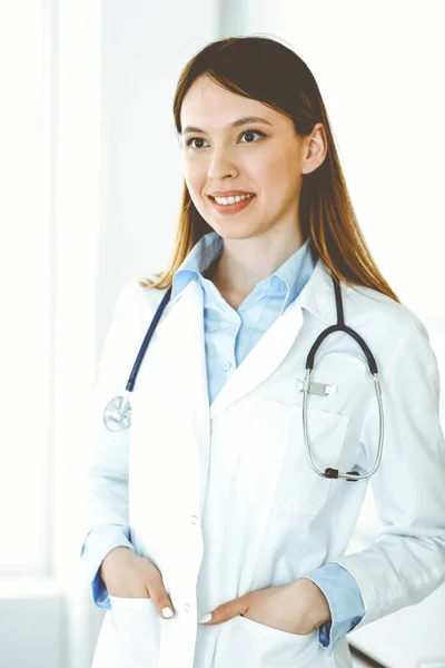 Médico asiático mulher feliz e alegre enquanto está de pé no escritório do hospital. Conceito de medicina — Fotografia de Stock