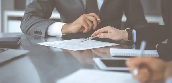 Gente de negocios desconocida trabajando juntos en la reunión en la oficina moderna, de cerca. Empresario y mujer con colegas o abogados discutiendo contrato en negociación — Foto de Stock