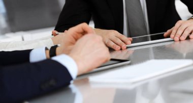 Modern bir ofiste birlikte çalışan iş adamları. Meslektaşları ya da avukatları olan tanınmamış işadamı ve kadın sözleşmeyle ilgili görüşmede