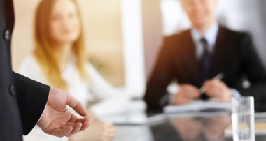 İş sunumu. İş adamı, şirket toplantısında ya da konferansta meslektaşlarına konuşma yapıyor. Hoparlörleri kapatıyor.