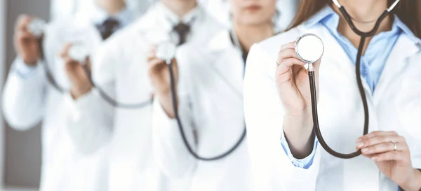 Grupo de médicos con estetoscopio en primer plano. Médicos listos para examinar y ayudar al paciente. Concepto de medicina — Foto de Stock