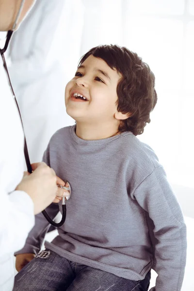 女医生用听诊器对儿童病人进行检查。可爱的arab男孩在医生预约。医学概念 — 图库照片