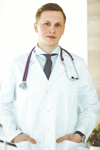 Доктор, стоящий прямо в медицинском кабинете или клинике. Концепция медицины — стоковое фото