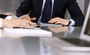 Modern bir ofiste birlikte çalışan iş adamları. Meslektaşları ya da avukatları olan tanınmamış işadamı ve kadın sözleşmeyle ilgili görüşmede