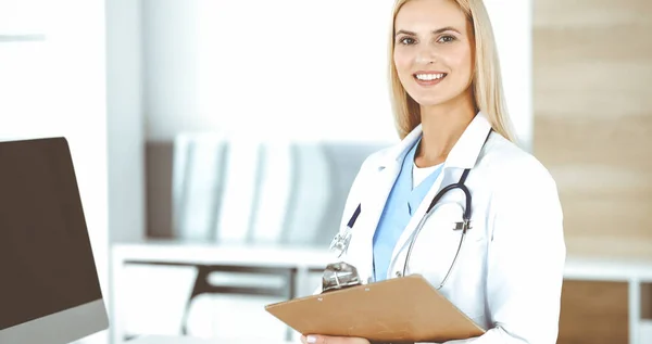병원에서 근무하는 여성은 클립보드를 사용하는 동안 약물 병력과 검사 결과를 통제 한다. 의학과 건강 관리 개념 — 스톡 사진