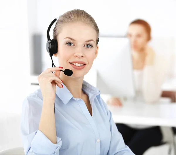 Mulher loira trabalhando em um call center ensolarado. Grupo de pessoas diversas que trabalham como ocupação de atendimento ao cliente. Conceito de negócio — Fotografia de Stock