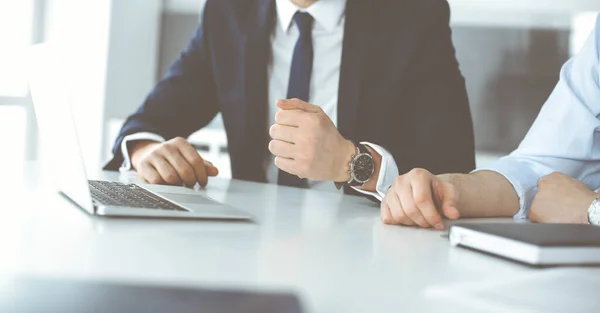 Gente de negocios desconocida usando computadora portátil en el escritorio en la oficina moderna. Empresario o empresario masculino está trabajando con su colega. Trabajo en equipo y concepto de asociación — Foto de Stock