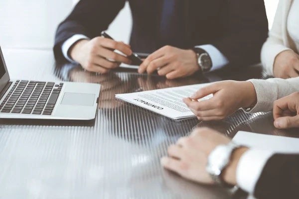 Gente de negocios discutiendo contrato trabajando juntos en la reunión en la oficina moderna. Empresario y mujer desconocidos con colegas o abogados en la negociación — Foto de Stock