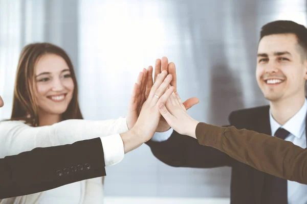 Gente de negocios grupo mostrando el trabajo en equipo y la unión de manos o dar cinco en la oficina moderna. Hombre de negocios y mujeres desconocidos haciendo círculo con sus manos — Foto de Stock