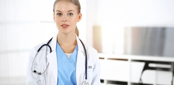 Vrouw - dokter zit in de kliniek. Artsen op het werk, atelierportret. Begrip "geneeskunde en gezondheidszorg" — Stockfoto