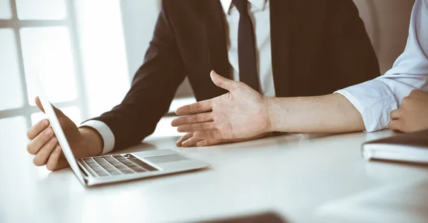 Gente de negocios desconocida usando computadora portátil en el escritorio en la oficina moderna. Empresario o empresario masculino está trabajando con su colega. Trabajo en equipo y concepto de asociación — Foto de Stock