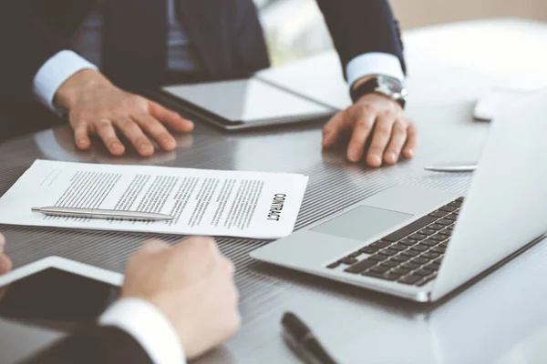 Les gens d'affaires discutent contrat de travail ensemble à la réunion dans le bureau moderne. Homme et femme d'affaires inconnus avec des collègues ou des avocats à la négociation — Photo