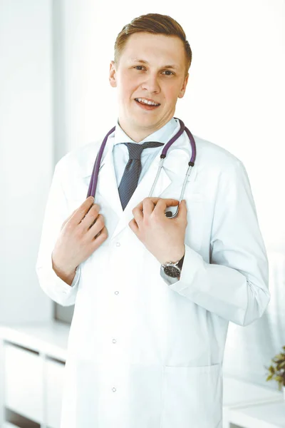 Docteur homme debout directement dans le bureau médical ou clinique. Concept de médecine — Photo