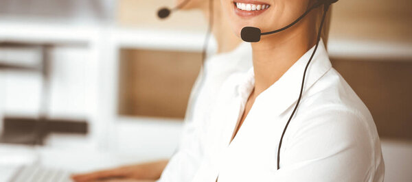 Неизвестная женщина представитель службы поддержки клиентов консультирует клиентов в Интернете с помощью headset.close-up. Телефонный центр и бизнес-концепция