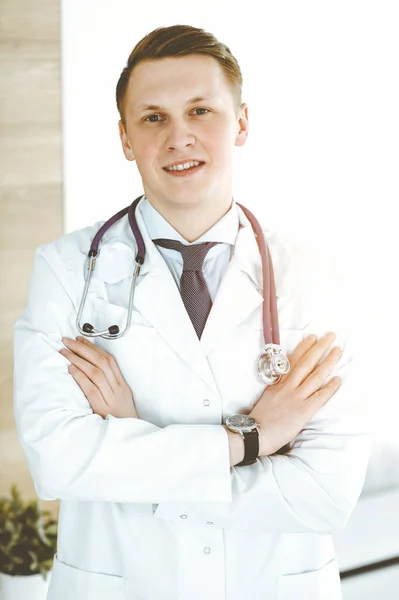 Mann-Arzt steht gerade in sonniger Klinik. Medizinkonzept — Stockfoto