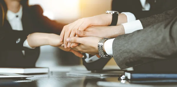 Grupo de gente de negocios desconocida uniendo sus manos en una oficina soleada. Empresarios y mujeres haciendo círculo con sus manos como un equipo, de cerca. Concepto de éxito — Foto de Stock