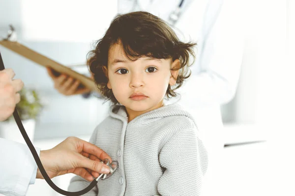 Kobieta-lekarz badający dziecko stetoskopem. Słodki arabski maluch na wizycie u lekarza. Koncepcja medycyny — Zdjęcie stockowe