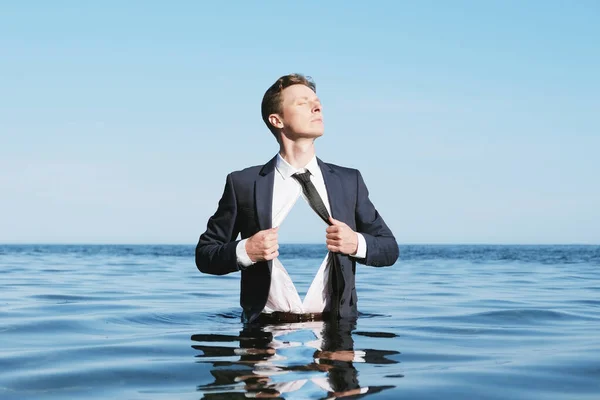 Sakin ol. İş Adamı Bir Sandığın İçinde Deniz Altında Duruyor.