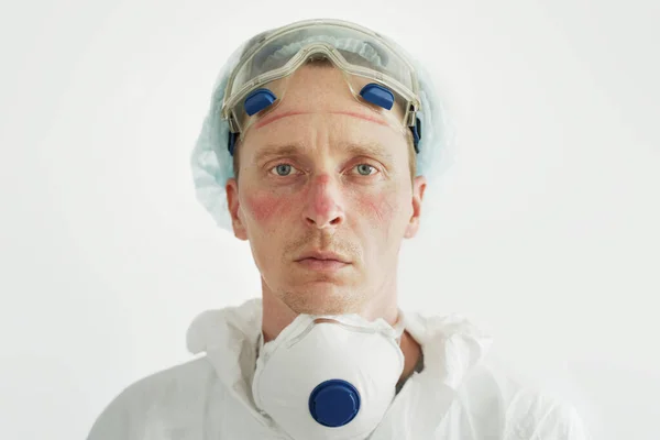 Erkek Hemşirenin Portresi. Yüzü Çürük ve Sürtünmüş Beyaz Arkaplanda Yüz Maskesiyle