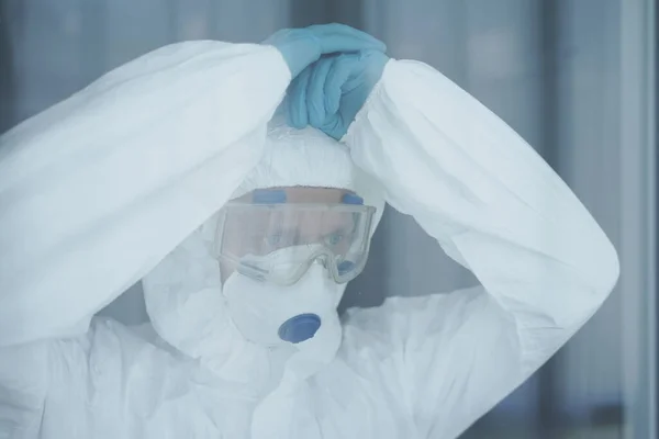 Koruyucu Bakımda Erkek Hemşire Pencereden Bakıyor.