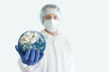 Doktor Gezegeni Elinde Tutuyor. Coronavirus Konsepti